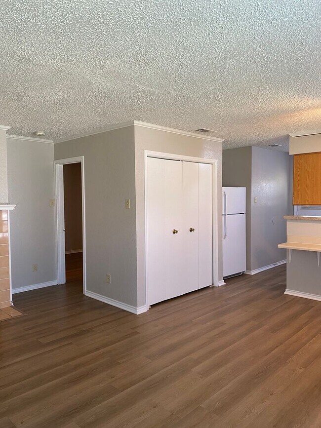 Building Photo - 1112 Valley View Dr