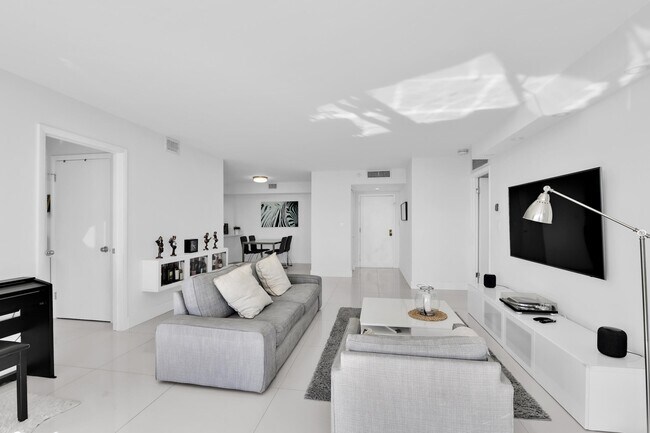 Building Photo - 1000 NE Quayside Terrace