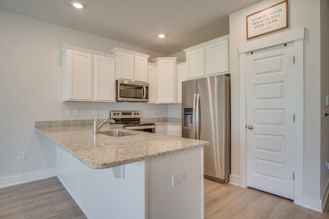 Building Photo - Spacious North Pensacola Townhome Featuring Modern Finishes, Granite Kitchen, Private Garage, Com...
