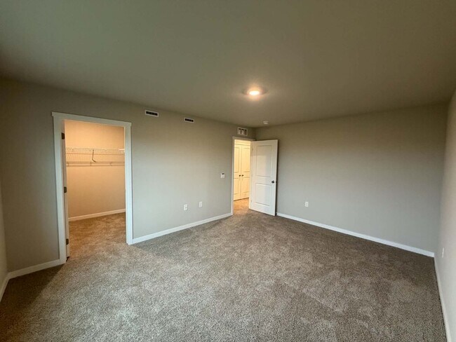Building Photo - 1405 NE 59th Ln