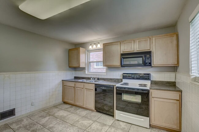 Building Photo - 5739 Cheviot Rd