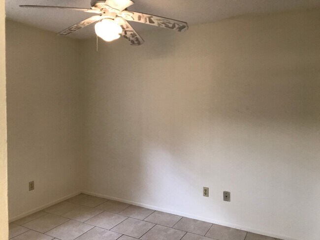 Building Photo - 2200 Pine Hill Pl