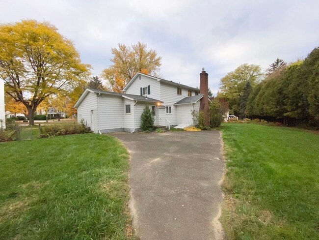 Building Photo - 4 Bedroom Home in Burlington VT Available 1/1/26!