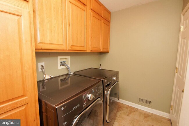 Building Photo - 43 Pickering Dr