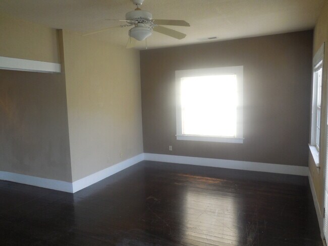 Building Photo - 3 Bedroom / 1 Bath House