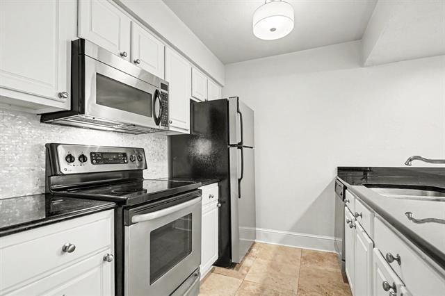 Building Photo - 5926 Sandhurst Ln