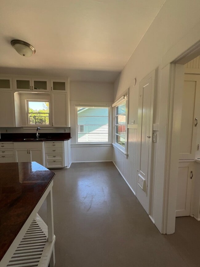 Building Photo - Charming 1910 Craftsman Home – 3BR/2BA + B...