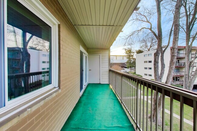 Building Photo - 7420 Lakeview Dr