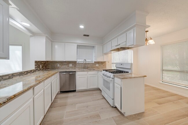 Building Photo - 42 N Timber Top Dr