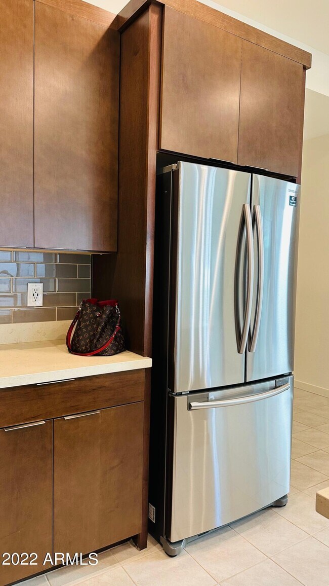 Building Photo - 943 E Paseo Way