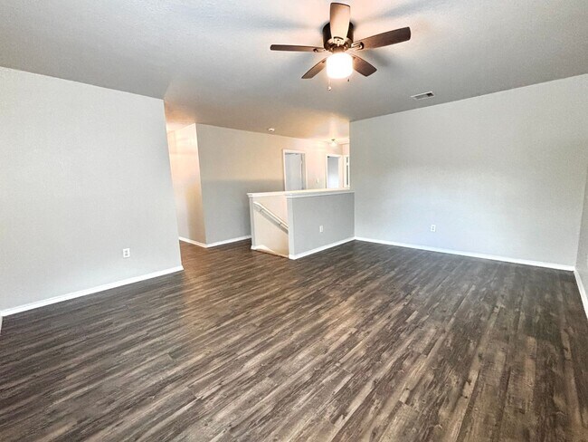 Building Photo - Spacious 3 beds, 2.5 baths in Bristol Forest!