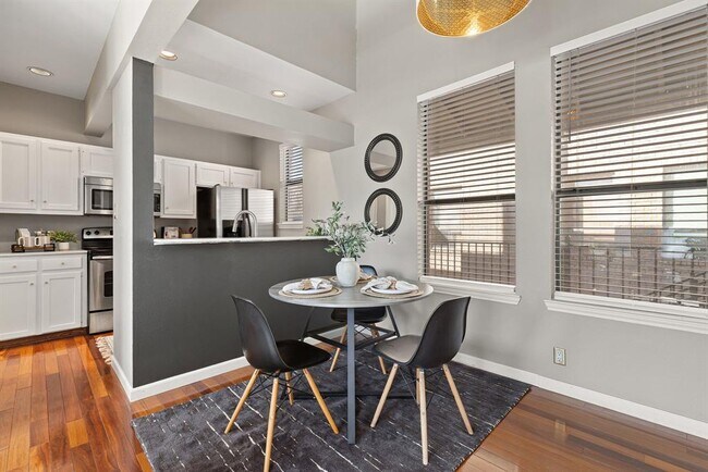 Building Photo - 611 E 45th St