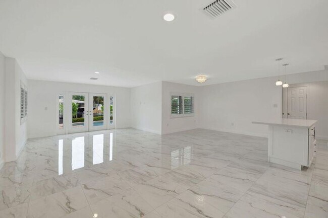 Building Photo - 2612 NE 5th St