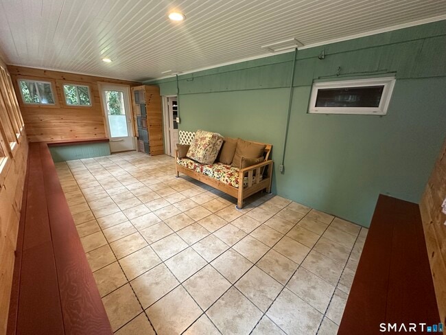 Building Photo - 18 Manchester Ave