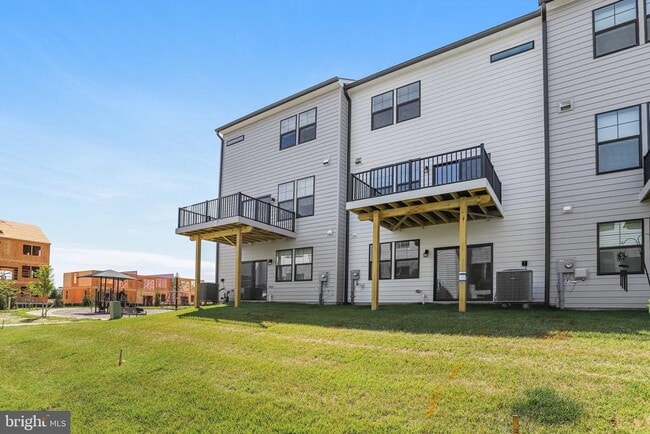 Building Photo - 385 Ensemble Wy
