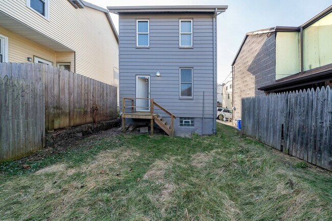 Building Photo - Remodeled 1 bedroom with fenced backyard
