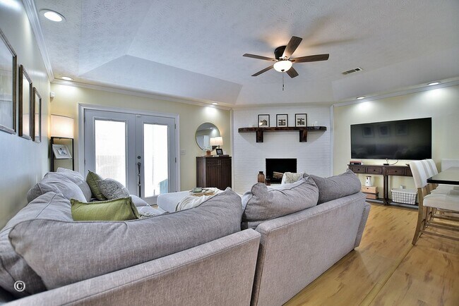 Building Photo - Move-in Ready 1-level in cul de sac with privacy fenced backyard