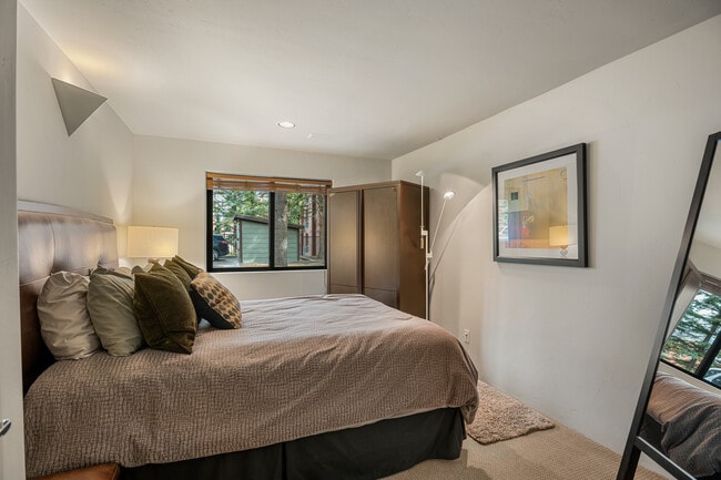 Building Photo - 650 S Monarch St