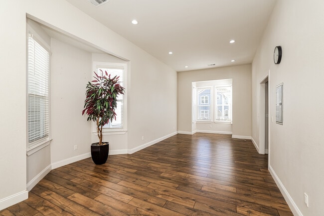 Building Photo - 875 Wood St