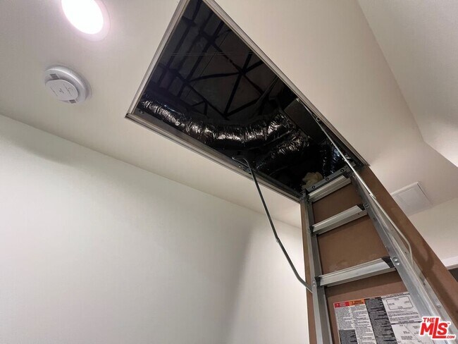Building Photo - 13338 Magnolia Blvd