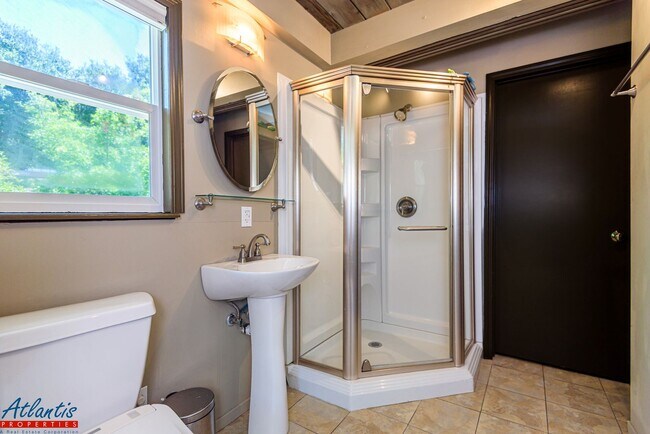 Building Photo - Stunning Home | Remodeled | Desirable Loca...