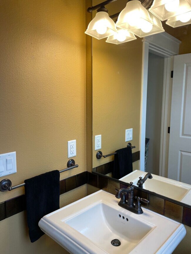 Building Photo - Happy Valley Townhome! 2Bed + Den/Office w/ 2.5 Bath ~ Garage, Washer/Dryer ~ Convenient to PDX A...