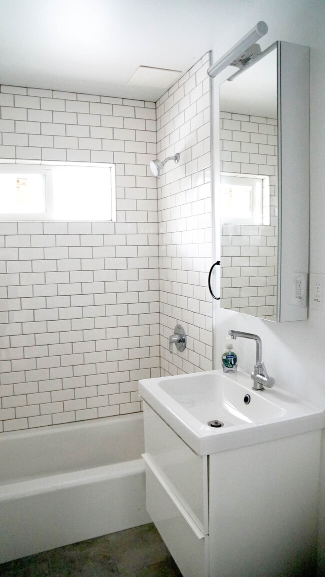 Building Photo - 1621 Micheltorena St