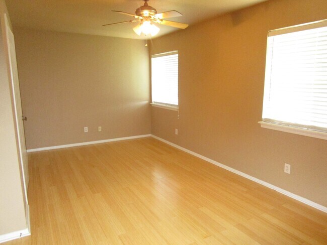 Building Photo - (2) Bed/(2.5) Bath Townhome Avail Now! Poo...