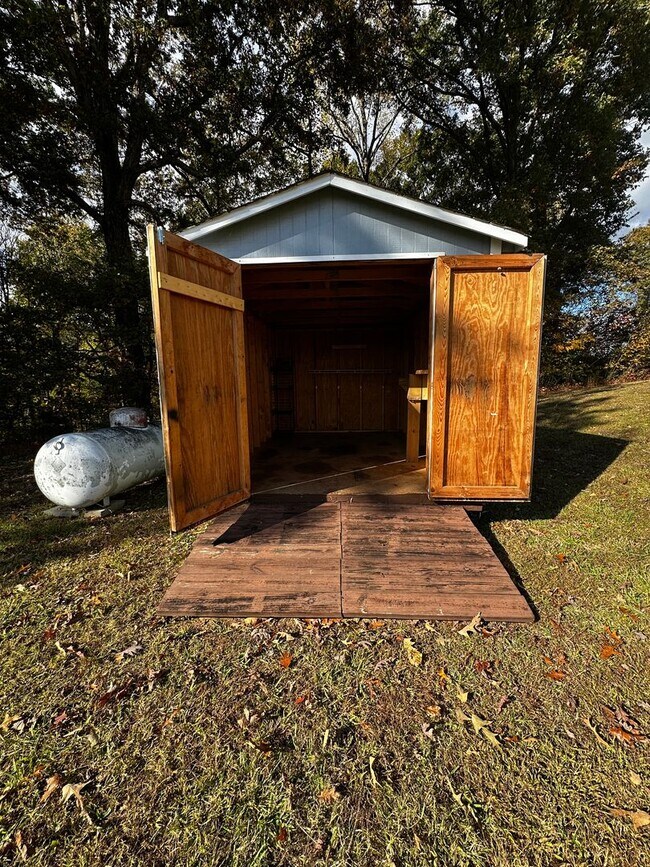 Building Photo - Spacious 4 bedroom/2 bath home for rent - ...