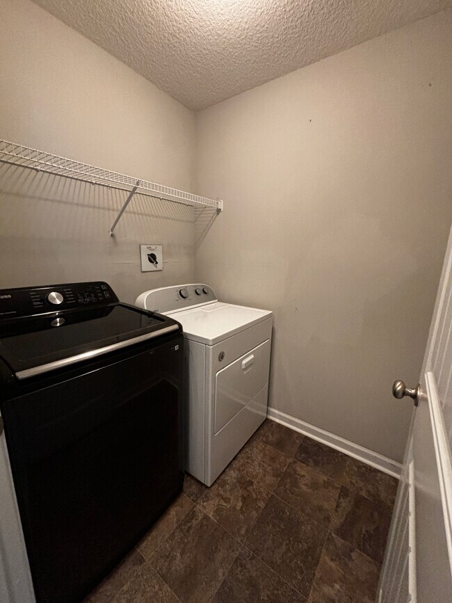 Building Photo - 653 Red Oak Ln
