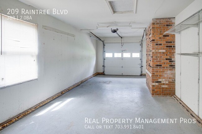 Building Photo - 209 Raintree Blvd