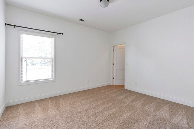 Building Photo - 2635 Azalea Bluff Dr