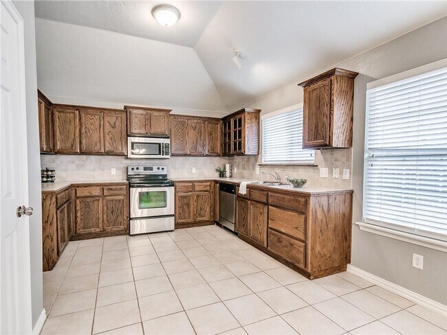 Building Photo - Beautiful Three Bedroom in South Norman!