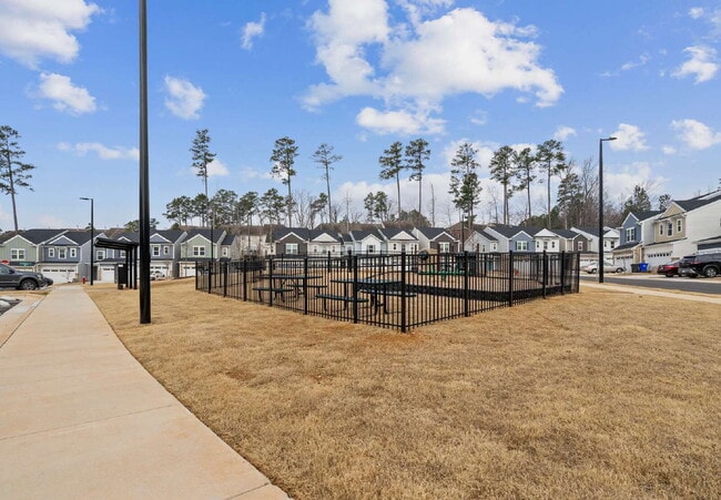 Building Photo - Spacious 3-Bed Townhouse w/ Two Car Garage