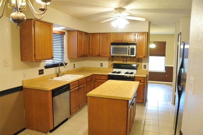 Building Photo - 9001 Jesse James Dr
