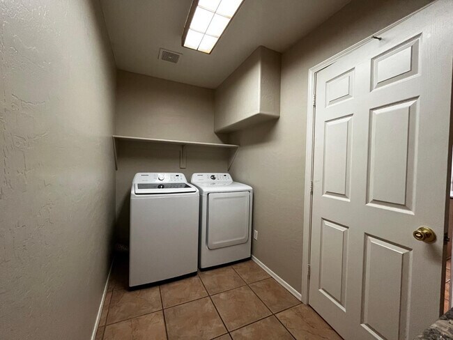 Building Photo - 8802 E University Dr