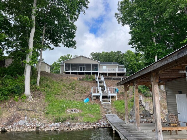 Building Photo - Slice of Paradise: 3-Bedroom, 2-Bathroom Fully Furnished Waterfront Rental