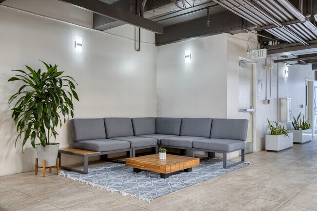 Building Photo - 612 Flower St