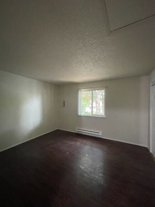 Building Photo - Spacious 2-bedroom, 1-bathroom Apartment