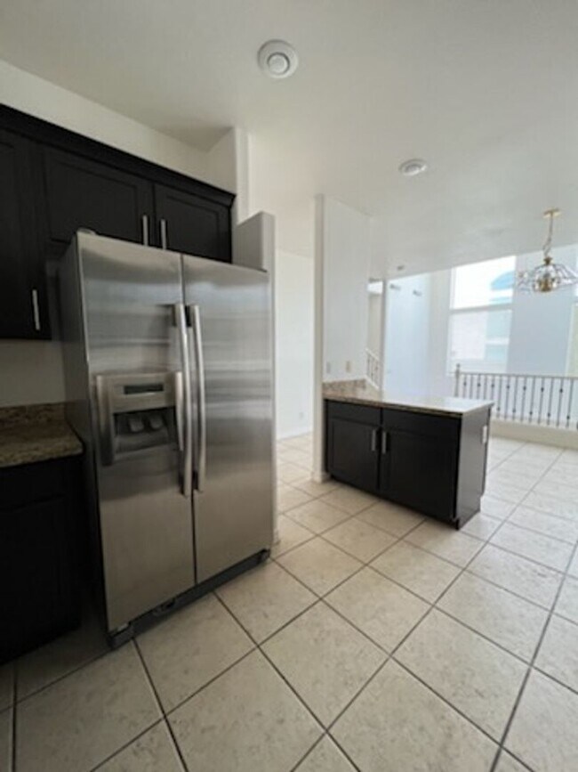 Building Photo - 4 Bedroom Located in Lamplight!