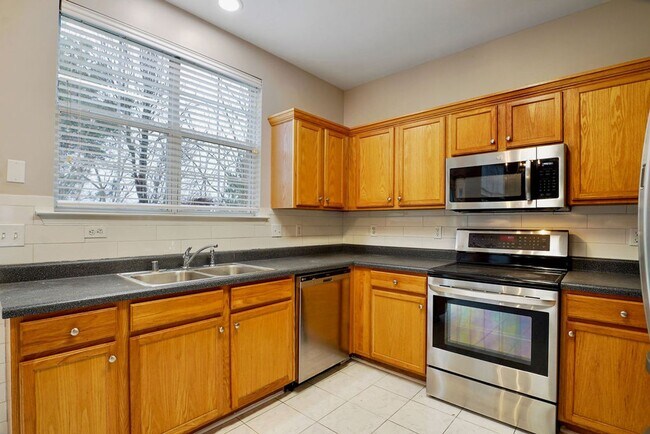 Building Photo - Room to Live, Minutes from Everything 1048 Castlemaine!