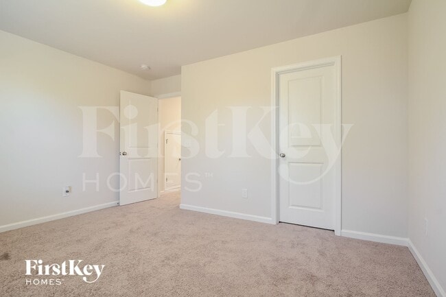 Building Photo - 530 Hillpark Ln