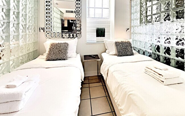 Building Photo - 825 Jimmy Buffett Mem Hwy