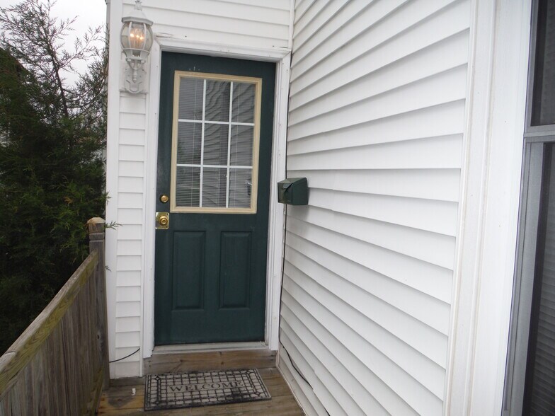 front entry - 116 S G St