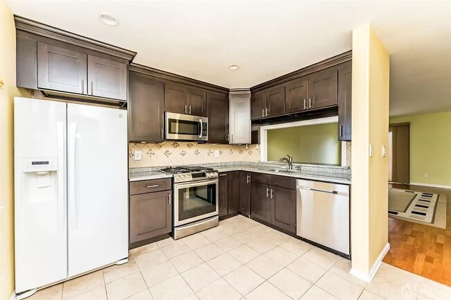 Kitchen - 208 Woodbridge Commons Way