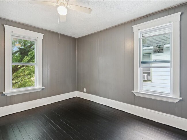 Building Photo - 10622 Hathaway Ave