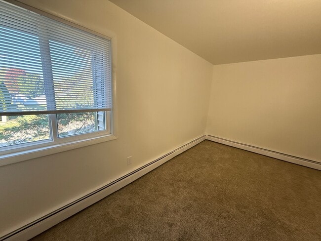 Building Photo - Lower 2-Bedroom | Heat Included & Fully Renovated