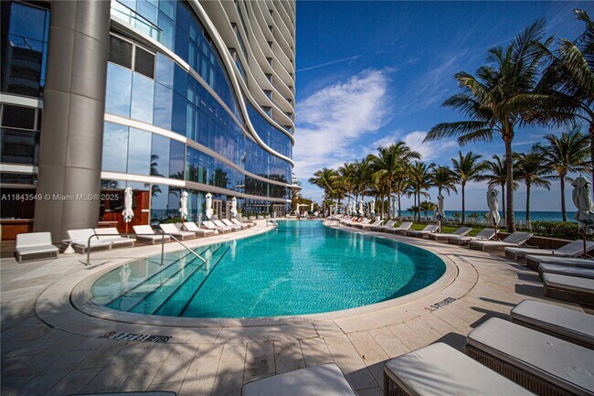 Building Photo - 15701 Collins Ave