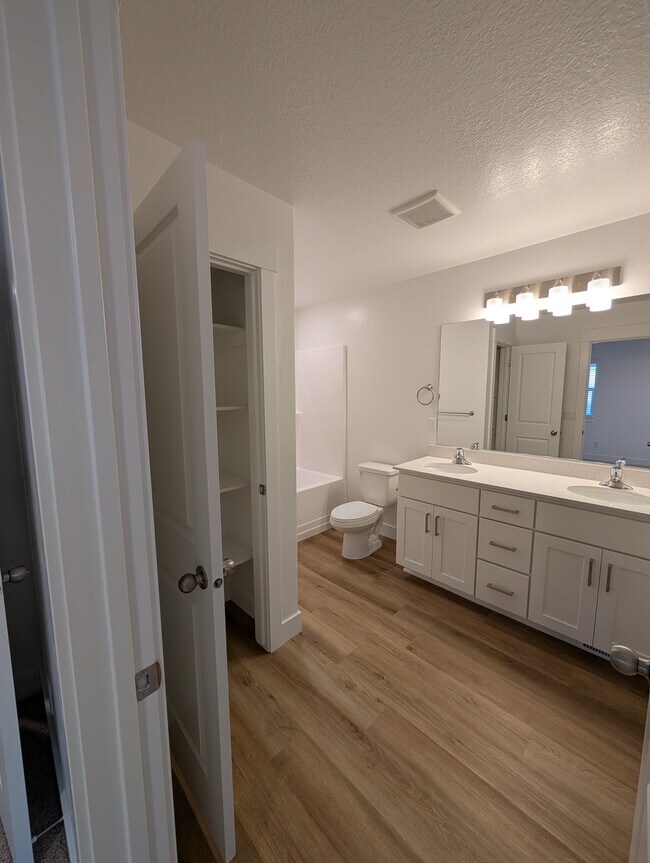 Building Photo - 258 W 925 N