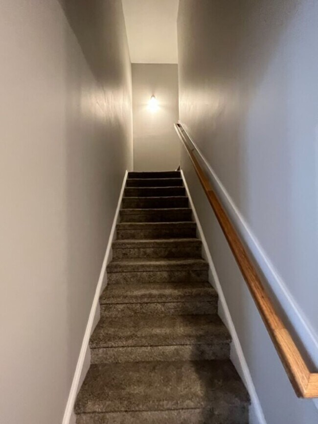 Building Photo - 4 bedroom home with fenced backyard locate...